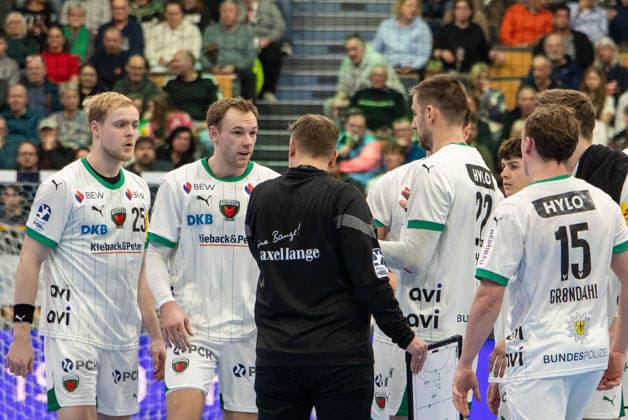 Mathias Gidsel Fuechse Berlin, 19 and Matthes Langhoff Fuechse Berlin, 25 get instructions from Nicole Krickau Fuechse Berlin, Coach GER, HSG Wetzlar vs Fuechse Berlin, Handball, 1 Bundesliga Men, Matchday 20, Season 2025 2026, 11 02 2026 GER, HSG Wetzlar vs Fuechse Berlin, Handball, 1 Bundesliga Men, Matchday 20, Season 2025 2026, 11 02 2026 Wetzlar Copyright: xEibner-Pressefoto GerhardxWingenx EP_GWR