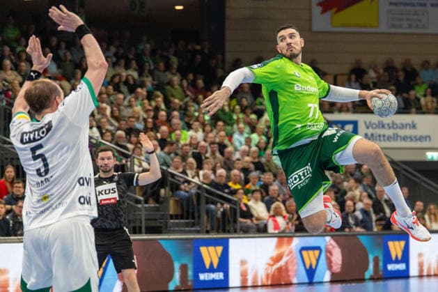 Stefan Cavor HSG Wetzlar, 77 gets free for a jump shot and Max Darj Fuechse Berlin, 05 tries a block GER, HSG Wetzlar vs Fuechse Berlin, Handball, 1 Bundesliga Men, Matchday 20, Season 2025 2026, 11 02 2026 GER, HSG Wetzlar vs Fuechse Berlin, Handball, 1 Bundesliga Men, Matchday 20, Season 2025 2026, 11 02 2026 Wetzlar Copyright: xEibner-Pressefoto GerhardxWingenx EP_GWR