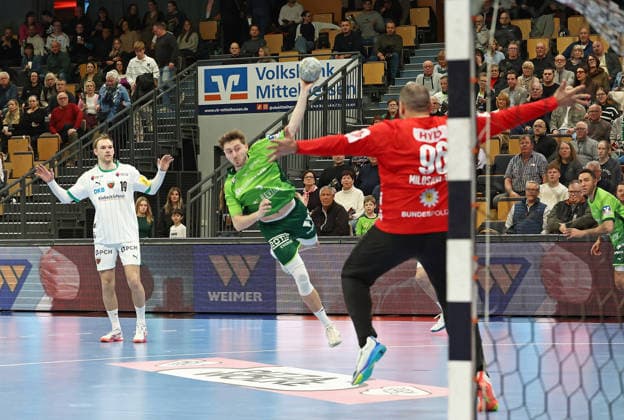 11 02 2026, xovx, Handball Daikin Handball Bundesliga, HSG Wetzlar Füchse Berlin v l Mathias Gidsel Füchse Berlin , Niklas Theiß HSG Wetzlar , Dejan Milosavljev Füchse Berlin Wetzlar Buderus Arena Hessen Germany EN
