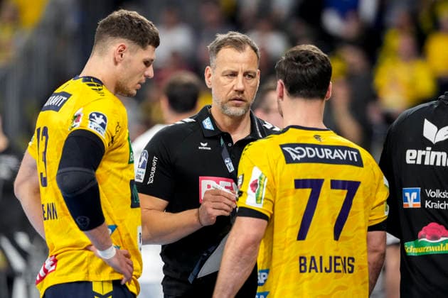 from left Sebastian Heymann RNL, 13 , Maik Machulla coach, head coach, RNL , Dani Baijens RNL, 77 , in conversation, discussion on the pitch, action, action, match scene, 11 02 2026, Mannheim Germany , Handball, Bundesliga, Rhein Neckar Löwen THW Kiel xozx