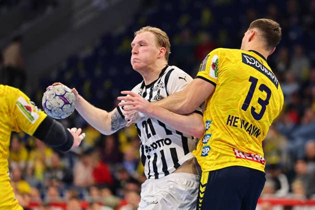 Eric Johansson THW Kiel, 21 in duel with Sebastian Heymann Rhein Neckar Loewen, 13 GER, Rhein Neckar Loewen vs THW Kiel, Handball, Daikin Handball Bundesliga, Matchday 20, Season 2025 2026, 11 02 2026 GER, Rhein Neckar Loewen vs THW Kiel, Handball, Daikin Handball Bundesliga, Matchday 20, Season 2025 2026, 11 02 2026 Mannheim Copyright: xEibner-Pressefoto RenexWeissx EP_RWS