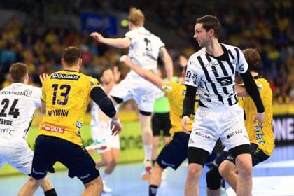 Scene with Hendrik Pekeler 61 THW Kiel and players from Team Rhein Neckar Löwen Scene with Hendrik Pekeler 61 THW Kiel and Team Rhein Neckar Löwen Copyright: xspeedshotx