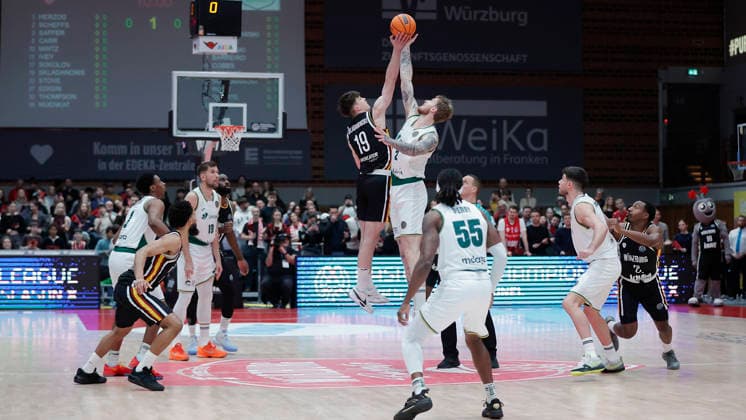 In the picture Tip Off, from left Christian Skladanowski Wuerzburg Baskets, 19 against Aleksander Balcerowski Unicaja Malaga, 2 11 02 2026, Fitness First Wuerzburg Baskets vs Unicaja Malaga, Basketball Champions League, Round of 16, Group K, Matchday 4, Germany, 97072, tectake Arena Wuerzburg, Copyright: HMBxMedia xJulienxBecker