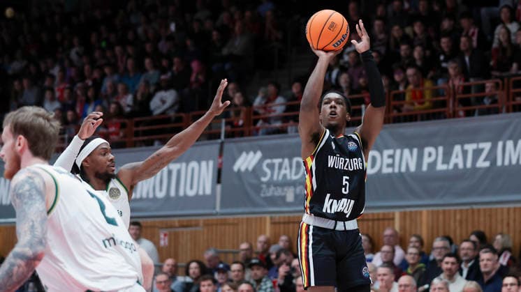 In the picture from left Kendrick Perry Unicaja Malaga, 55 against Marcus Carr Wuerzburg Baskets, 5 11 02 2026, Fitness First Wuerzburg Baskets vs Unicaja Malaga, Basketball Champions League, Round of 16, Group K, Matchday 4, Germany, 97072, tectake Arena Wuerzburg, Copyright: HMBxMedia xJulienxBecker