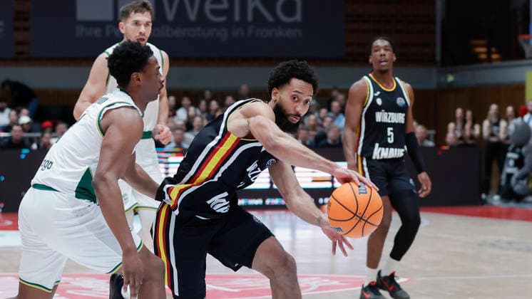 In the picture from left Chase Audige Unicaja Malaga, 1 against Davion Mintz Wuerzburg Baskets, 10 11 02 2026, Fitness First Wuerzburg Baskets vs Unicaja Malaga, Basketball Champions League, Round of 16, Group K, Matchday 4, Germany, 97072, tectake Arena Wuerzburg, Copyright: HMBxMedia xJulienxBecker
