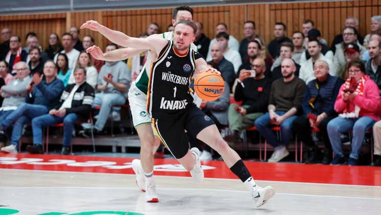 In the picture from left Tyler Kalinoski Unicaja Malaga, 4 against Lukas Herzog Wuerzburg Baskets, 1 11 02 2026, Fitness First Wuerzburg Baskets vs Unicaja Malaga, Basketball Champions League, Round of 16, Group K, Matchday 4, Germany, 97072, tectake Arena Wuerzburg, Copyright: HMBxMedia xJulienxBecker
