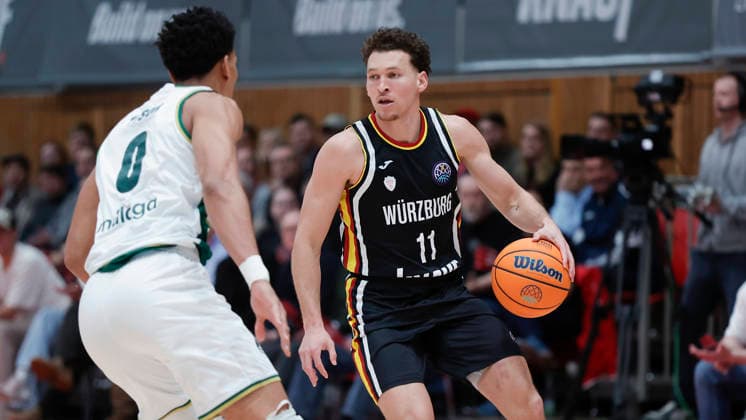 In the picture v li Tyson Perez Unicaja Malaga, 0 against Brae Ivey Wuerzburg Baskets, 11 11 02 2026, Fitness First Wuerzburg Baskets vs Unicaja Malaga, Basketball Champions League, Round of 16, Group K, Matchday 4, Germany, 97072, tectake Arena Wuerzburg, Copyright: HMBxMedia xJulienxBecker