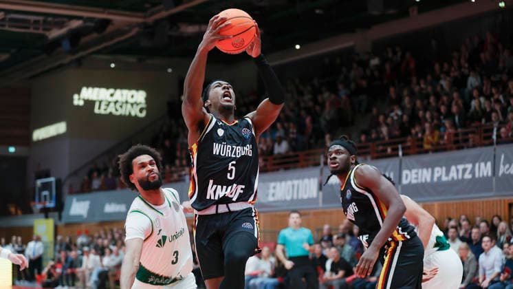 In the picture from left James Webb III Unicaja Malaga, 3 against Marcus Carr Wuerzburg Baskets, 5 11 02 2026, Fitness First Wuerzburg Baskets vs Unicaja Malaga, Basketball Champions League, Round of 16, Group K, Matchday 4, Germany, 97072, tectake Arena Wuerzburg, Copyright: HMBxMedia xJulienxBecker