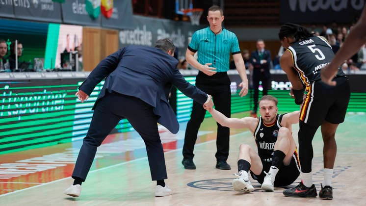 In the picture from left Head Coach Sasa Filipovski Wuerzburg Baskets , Lukas Herzog Wuerzburg Baskets, 1 after a foul on him from the three-point line and Marcus Carr Wuerzburg Baskets, 5 11 02 2026, Fitness First Wuerzburg Baskets vs Unicaja Malaga, Basketball Champions League, Round of 16, Group K, Matchday 4, Germany, 97072, tectake Arena Wuerzburg, Copyright: HMBxMedia xJulienxBecker