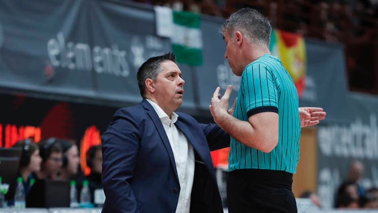 In the picture from left Head Coach Sasa Filipovski Wuerzburg Baskets discusses with the referee 11 02 2026, Fitness First Wuerzburg Baskets vs Unicaja Malaga, Basketball Champions League, Round of 16, Group K, Matchday 4, Germany, 97072, tectake Arena Wuerzburg, Copyright: HMBxMedia xJulienxBecker
