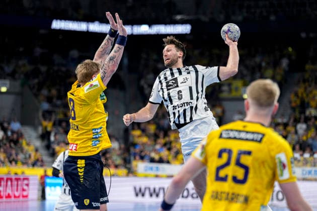 from left Edwin Aspenbäck RNL, 78 , Harald Reinkind THW, 6 , Haukur Thrastarson RNL, 25 , during jump shot, throw, goal shot, action, action scene, 11 02 2026, Mannheim Germany , Handball, Bundesliga, Rhein Neckar Löwen THW Kiel xozx