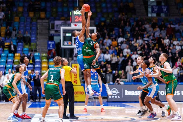 easycredit BBL, Frankfurt Skyliners VET CONCEPT Gladiators Trier, 11 02 2026 Tipoff in Frankfurt Urald King VET CONCEPT Gladiators Trier, 20 and Jaedon LeDee Frankfurt Skyliners, 13 rise high for the ball game of the easycredit BBL Frankfurt Skyliners VET CONCEPT Gladiators Trier on matchday 19 of the 25 26 season in the Süwag Energie ARENA on 11 02 2026 Copyright: xBEAUTIFULxSPORTS Hahnex
