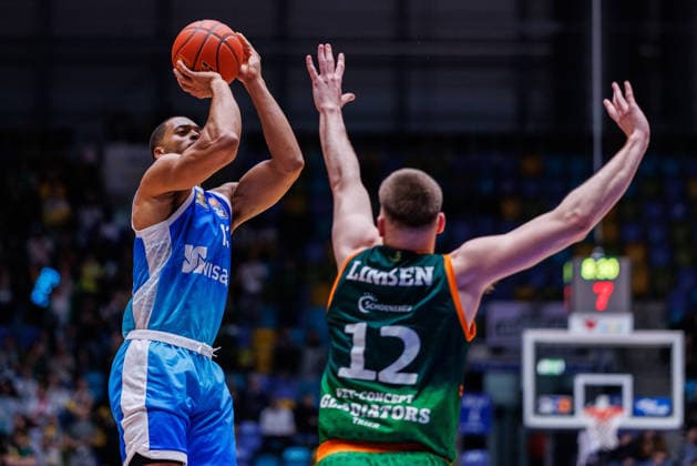 easycredit BBL, Frankfurt Skyliners VET CONCEPT Gladiators Trier, 11 02 2026 Jaedon LeDee Frankfurt Skyliners, 13 with a distance throw against Marten Linßen VET CONCEPT Gladiators Trier, 12 Game of the easycredit BBL Frankfurt Skyliners VET CONCEPT Gladiators Trier on Matchday 19 of the 25 26 season at Süwag Energie ARENA on 11 02 2026 Copyright: xBEAUTIFULxSPORTS Hahnex