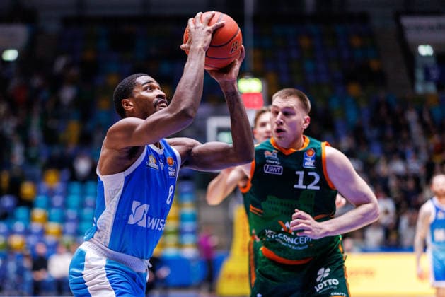 easycredit BBL, Frankfurt Skyliners VET CONCEPT Gladiators Trier, 11 02 2026 William Christmas Frankfurt Skyliners, 8 pulls to the basket against Marten Linßen VET CONCEPT Gladiators Trier, 12 Game of the easycredit BBL Frankfurt Skyliners VET CONCEPT Gladiators Trier on Matchday 19 of the 25 26 season at Süwag Energie ARENA on 11 02 2026 Copyright: xBEAUTIFULxSPORTS Hahnex