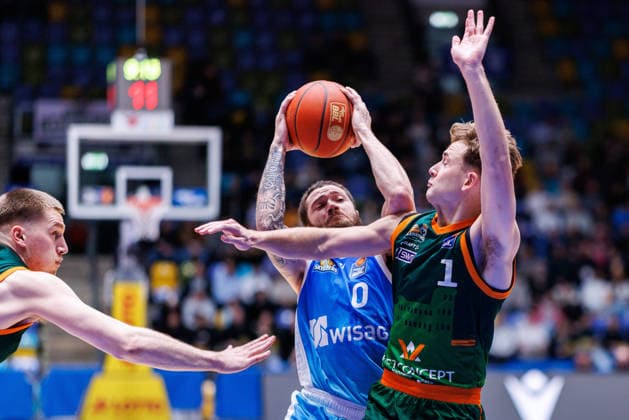 easycredit BBL, Frankfurt Skyliners VET CONCEPT Gladiators Trier, 11 02 2026 Logan Johnson Frankfurt Skyliners, 0 pulls to the basket Steven Ashworth VET CONCEPT Gladiators Trier, 1 tries to set him up Game of easycredit BBL Frankfurt Skyliners VET CONCEPT Gladiators Trier on Matchday 19 of Season 25 26 at Süwag Energie ARENA on 11 02 2026 Copyright: xBEAUTIFULxSPORTS Hahnex