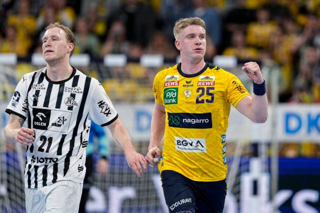 v li Eric Johansson THW, 21 disappointed, goal scorer Haukur Thrastarson RNL, 25 , cheers about a goal, cheer, cheer, goal celebration, celebrate the goal, goal, celebration, cheers about the goal, rejoicing, joy, rejoices, optimistic, positive, game scene, highlight, single picture, single photo, action, action, 11 02 2026, Mannheim Germany , Handball, Bundesliga, Rhein Neckar Löwen THW Kiel xozx