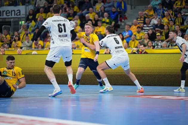 Scene with Haukur Thrastarson 25 Rhein Neckar Löwen , Lukas Zerbe 24 THW Kiel and Sebastian Heymann 13 Rhein Neckar Löwen Rhein Neckar Löwen vs THW Kiel Copyright: xspeedshotx