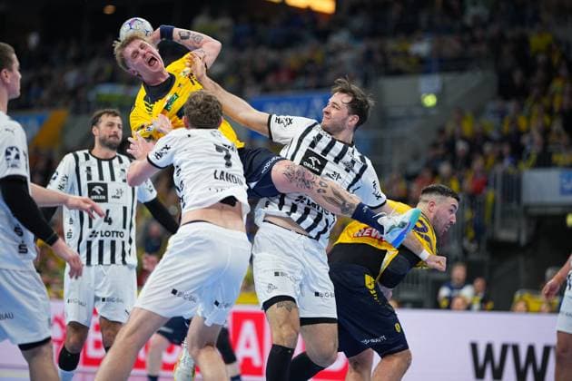 Scene with Domagoj Duvnjak 4 THW Kiel , Tim Nothdurft 28 Rhein Neckar Löwen , Jannik Kohlbacher 80 Rhein Neckar Löwen and Veron Nacinovic 93 THW Kiel Rhein Neckar Löwen vs THW Kiel Copyright: xspeedshotx