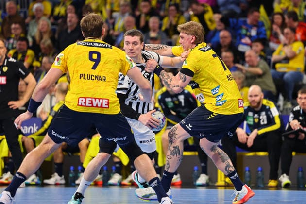 Elias Ellefsen a Skipagotu THW Kiel, 71 in a duel with Steven Plucnar Jacobsen Rhein Neckar Loewen, 09, left and Edwin Aspenbaeck Rhein Neckar Loewen, 78 GER, Rhein Neckar Loewen vs THW Kiel, Handball, Daikin Handball Bundesliga, Matchday 20, Season 2025 2026, 11 02 2026 GER, Rhein Neckar Loewen vs THW Kiel, Handball, Daikin Handball Bundesliga, Matchday 20, Season 2025 2026, 11 02 2026 Mannheim Copyright: xEibner-Pressefoto RenexWeissx EP_RWS