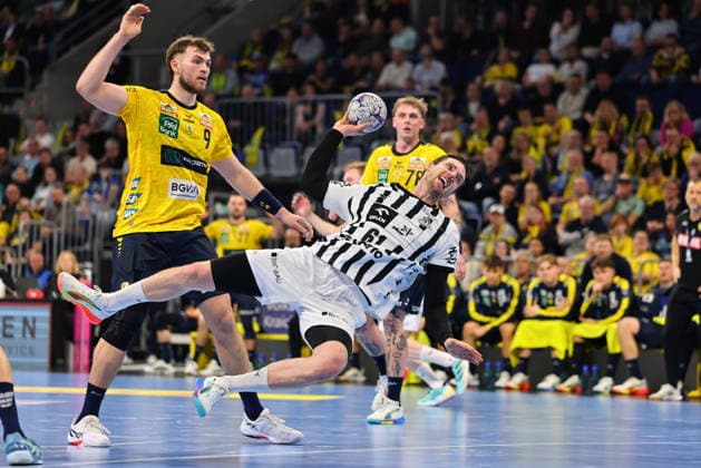 Goal throw by Hendrik Pekeler THW Kiel, 61 GER, Rhein Neckar Loewen vs THW Kiel, Handball, Daikin Handball Bundesliga, Matchday 20, Season 2025 2026, 11 02 2026 GER, Rhein Neckar Loewen vs THW Kiel, Handball, Daikin Handball Bundesliga, Matchday 20, Season 2025 2026, 11 02 2026 Mannheim Copyright: xEibner-Pressefoto RenexWeissx EP_RWS