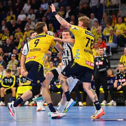 Elias Ellefsen a Skipagotu THW Kiel, 71 in a duel with Steven Plucnar Jacobsen Rhein Neckar Loewen, 09, left and Edwin Aspenbaeck Rhein Neckar Loewen, 78 GER, Rhein Neckar Loewen vs THW Kiel, Handball, Daikin Handball Bundesliga, Matchday 20, Season 2025 2026, 11 02 2026 GER, Rhein Neckar Loewen vs THW Kiel, Handball, Daikin Handball Bundesliga, Matchday 20, Season 2025 2026, 11 02 2026 Mannheim Copyright: xEibner-Pressefoto RenexWeissx EP_RWS
