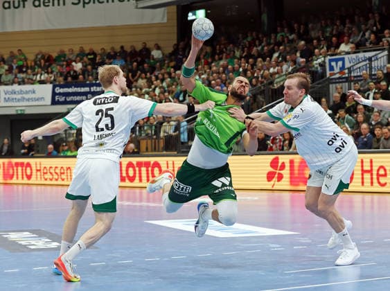 11 02 2026, xovx, Handball Daikin Handball Bundesliga, HSG Wetzlar Füchse Berlin v l Matthes Langhoff Füchse Berlin , Philipp Ahouansou HSG Wetzlar , Max Darj Füchse Berlin Wetzlar Buderus Arena Hessen Germany EN