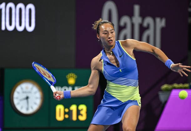Qatar TotalEnergies Open 2026 - Day Four DOHA, QATAR FEBRUARY 11: Qinwen Zheng of China competes against Elena Rybakina of Kazakhstan in the Round of 16 on Day Four of the Qatar TotalEnergies Open, part of the Hologic WTA, Tennis Damen Tour, at the Khalifa International Tennis and Squash Complex on February 11, 2026 in Doha, Qatar. Doha Qatar  Copyright: xArturxWidakx originalFilename:widak-qatartot260211_npUpS.jpg