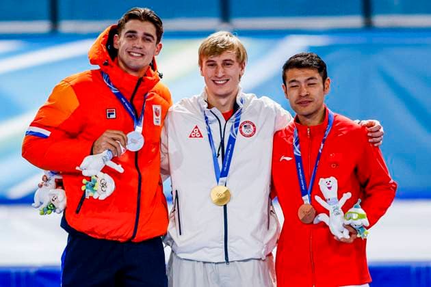 second Jenning de Boo of the Netherlands and winner Jordan Stolz of United States of America and third Zhongyan Ning of China smiling during the medal ceremony after Men 1000m, Milano Cortina 2026 Winter Olympics: Day 5, Speed skating, Eisschnelllauf - Milano Cortina 2026 Winter Olympics: Day 5, Milano Speed Skating Stadium, February 11, 2026, Milan, Italy.