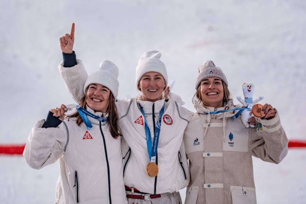 (260211) -- LIVIGNO, Feb. 11, 2026 -- Gold medalist Elizabeth Lemley (C) of the United States, silver medalist Jaelin Kauf (L) of the United States and bronze medalist Perrine Laffont of France pose for a photo during the awarding ceremony after the freestyle skiing women s moguls final at the Milan-Cortina 2026 Olympic Winter games, Winterspiele,Spiele, Summer games in Livigno, Italy, Feb. 11, 2026. ) (MICO2026)ITALY-LIVIGNO-OLYMPIC WINTER GAMES-FREESTYLE SKIING WOMEN S MOGULS-FINAL HuxChao 