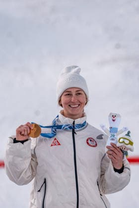 (260211) -- LIVIGNO, Feb. 11, 2026 -- Gold medalist Elizabeth Lemley of the United States poses for a photo during the awarding ceremony after the freestyle skiing women s moguls final at the Milan-Cortina 2026 Olympic Winter games, Winterspiele,Spiele, Summer games in Livigno, Italy, Feb. 11, 2026. ) (MICO2026)ITALY-LIVIGNO-OLYMPIC WINTER GAMES-FREESTYLE SKIING WOMEN S MOGULS-FINAL HuxChao 