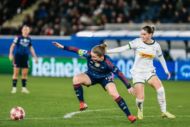 LEUVEN, BELGIUM FEBRUARY 11: Kim Little (Arsenal WFC, 10) challenges Nel Neyrinck (OH Leuven, 22) for the ball during the UEFA Women™s Champions League match between OH Leuven and Arsenal WFC at the King Power at Den Dreef Stadion on February 11, 2026 in Leuven, Belgium. Copyright: xNatachaxFreisenx