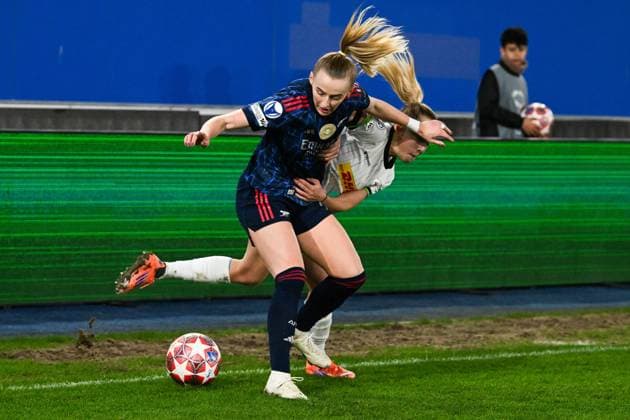 Arsenal?s Chloe Kelly and OHL Women s Saar Janssen pictured in action during a soccer match between Oud-Heverlee Leuven Women and English Arsenal, Wednesday 11 February 2026 in Heverlee, in the Knockout Play-offs (1st leg) phase of the UEFA Women s Champions League competition. JILLxDELSAUX  x162704939x