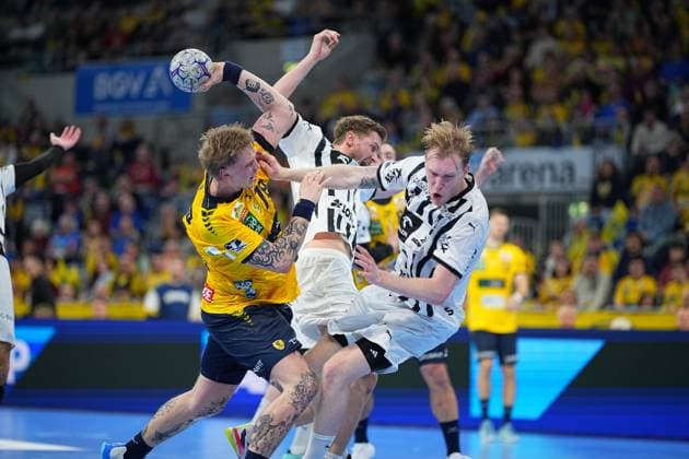 Scene with Tim Nothdurft 28 Rhein Neckar Löwen and Eric Johansson 21 THW Kiel Rhein Neckar Löwen vs THW Kiel Copyright: xspeedshotx