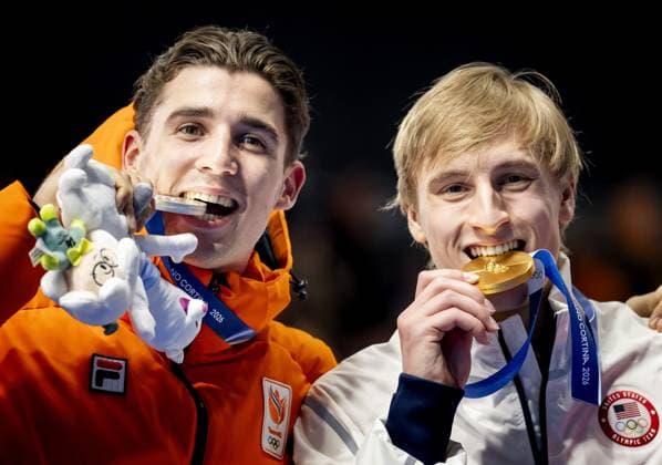 MILAN - Jenning de Boo and Jordan Stolz of the United States during the 1,000-meter Speed skating, Eisschnelllauf medal ceremony at the Milan Speed Skating Stadium at the Milan Winter Olympics. SEM VAN DER WAL ANP xVIxANPxSportx xxANPxIVx 550374015 originalFilename: 550374015.jpg