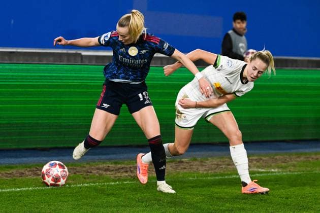 Arsenal?s Chloe Kelly and OHL Women s Saar Janssen pictured in action during a soccer match between Oud-Heverlee Leuven Women and English Arsenal, Wednesday 11 February 2026 in Heverlee, in the Knockout Play-offs (1st leg) phase of the UEFA Women s Champions League competition. JILLxDELSAUX  x162707856x