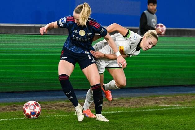Arsenal?s Chloe Kelly and OHL Women s Saar Janssen pictured in action during a soccer match between Oud-Heverlee Leuven Women and English Arsenal, Wednesday 11 February 2026 in Heverlee, in the Knockout Play-offs (1st leg) phase of the UEFA Women s Champions League competition. JILLxDELSAUX  x162708177x
