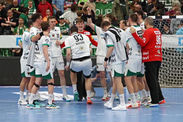 11 02 2026, xovx, Handball Daikin Handball Bundesliga, HSG Wetzlar Füchse Berlin The players of Füchse Berlin celebrate the 41 27 victory at HSG Wetzlar Wetzlar Buderus Arena Hessen Germany EN