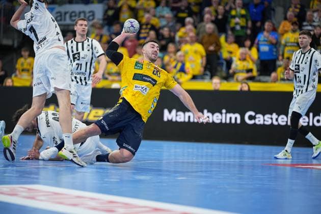 Scene with Lukas Zerbe 24 THW Kiel and Jannik Kohlbacher 80 Rhein Neckar Löwen Rhein Neckar Löwen vs THW Kiel Copyright: xspeedshotx