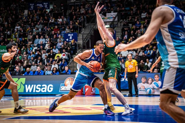 11 02 2026, xhfmx, Basketball easyCredit BBL Bundesliga, Frankfurt Skyliners VET CONCEPT Gladiators Trier v l William Christmas Skyliners Frankfurt , Marten Linßen VET Concept Gladiators Trier DFL DFB REGULATIONS PROHIBIT ANY USE OF PHOTOGRAPHS as IMAGE SEQUENCES and or QUASI VIDEO Frankfurt am Main