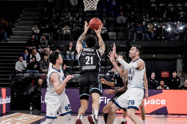 Germany Basketball EuroCup Season 2025 26 18 Matchday Veolia Towers Hamburg vs BAXI Manresa Inselpark Arena Hamburg Devon Daniels Veolia Towers Hamburg, 21 , Pierre Oriola BAXI Manresa, 29 , b5 , Martin Breunig Veolia Towers Hamburg, 13 Copyright: xStefanxTrochax