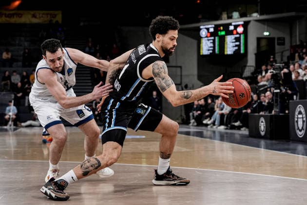 Germany Basketball EuroCup Season 2025 26 18 Matchday Veolia Towers Hamburg vs BAXI Manresa Inselpark Arena Hamburg Devon Daniels Veolia Towers Hamburg, 21 , Ferran Bassas BAXI Manresa, 6 Copyright: xStefanxTrochax