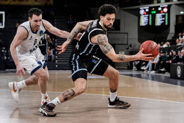 Germany Basketball EuroCup Season 2025 26 18 Matchday Veolia Towers Hamburg vs BAXI Manresa Inselpark Arena Hamburg Devon Daniels Veolia Towers Hamburg, 21 , Ferran Bassas BAXI Manresa, 6 Copyright: xStefanxTrochax