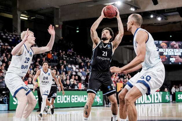Germany Basketball EuroCup Season 2025 26 18 Matchday Veolia Towers Hamburg vs BAXI Manresa Inselpark Arena Hamburg Devon Daniels Veolia Towers Hamburg, 21 , Gustav Knudsen BAXI Manresa, 18 , Eli Brooks BAXI Manresa, 24 , Louis Olinde BAXI Manresa, 19 Copyright: xStefanxTrochax