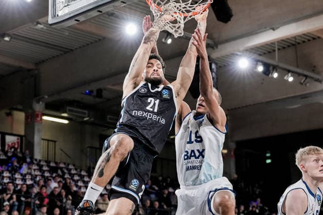 Germany Basketball EuroCup Season 2025 26 18 Matchday Veolia Towers Hamburg vs BAXI Manresa Inselpark Arena Hamburg Devon Daniels Veolia Towers Hamburg, 21 , Louis Olinde BAXI Manresa, 19 , Guillem Naspier BAXI Manresa, 45 Copyright: xStefanxTrochax