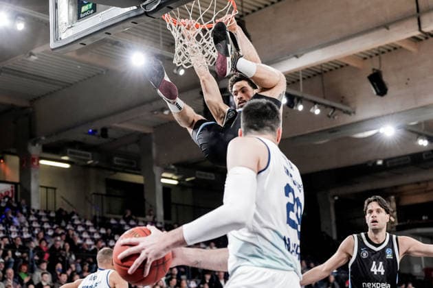 Germany Basketball EuroCup Season 2025 26 18 Matchday Veolia Towers Hamburg vs BAXI Manresa Inselpark Arena Hamburg Devon Daniels Veolia Towers Hamburg, 21 , Benedikt Turudic Veolia Towers Hamburg, 44 , Pierre Oriola BAXI Manresa, 29 Copyright: xStefanxTrochax
