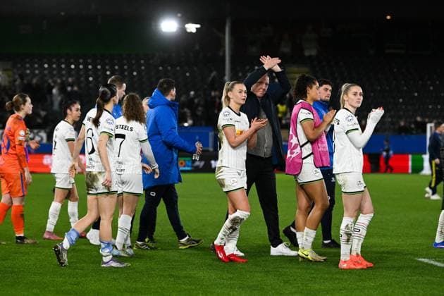 OHL s players greet the public after a soccer match between Oud-Heverlee Leuven Women and English Arsenal, Wednesday 11 February 2026 in Heverlee, in the Knockout Play-offs (1st leg) phase of the UEFA Women s Champions League competition. JILLxDELSAUX  x162712342x