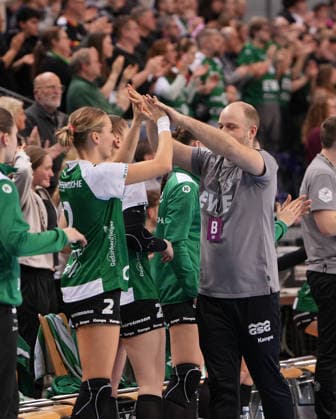 Handball I Women I Season 2025 2026 I 1 HBF I 17 Matchday I VFL Oldenburg Thüringer HC I 11 02 2026 Niels Bötel VfL Oldenburg with Lisa Borutta 2, VfL Oldenburg Oldenburg Small EWE Arena Lower Saxony Germany Copyright: xLobeca JonasxBoningx