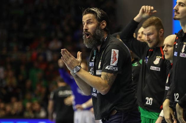 11 02 2026, xtgx, Handball, Daikin HBL, SC Magdeburg TBV Lemgo v l Bennet Wiegert Magdeburg, Coach Complains, complains, scolds Magdeburg