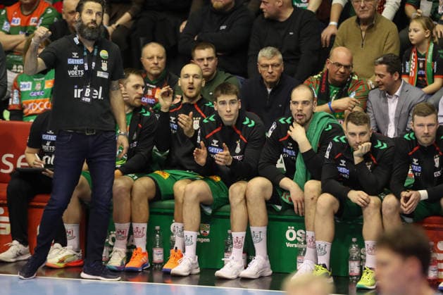11 02 2026, xtgx, Handball, Daikin HBL, SC Magdeburg TBV Lemgo v l Christian O Sullivan Magdeburg, 24 , Manuel Zehnder Magdeburg, 8 , Tim Zechel Magdeburg, 9 , Lukas Mertens Magdeburg, 22 on the bench Magdeburg