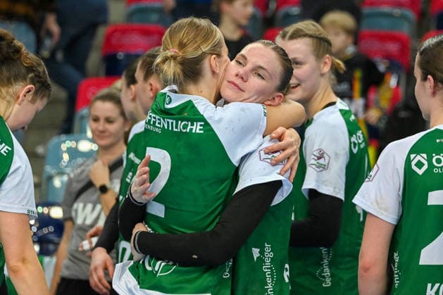 Lisa Borutta VfL Oldenburg, 02 and Toni Reinemann VfL Oldenburg, 04 hug each other VfL Oldenburg vs Thueringer HC, ALSCO Handball Bundesliga Women, Matchday 17, Season 2025 2026, 11 02 2026, VfL Oldenburg vs Thueringer HC, ALSCO Handball Bundesliga Women, Matchday 17, Season 2025 2026, 11 02 2026 Oldenburg Copyright: xEibner-Pressefoto RobertxGertzenx EP_RGN